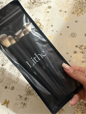 LITHE Black Makeup Brush Set - Professional 6Piece